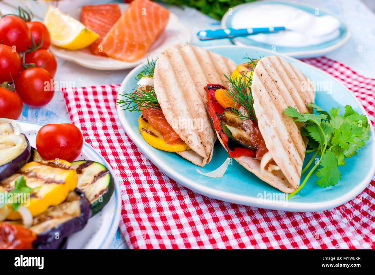 Gyro vegetariano in pita con verdure e tzatziki. Gustate la cucina greca  tradizionale piatto. sano fast food al nero sullo sfondo di legno. Close up  Foto stock - Alamy