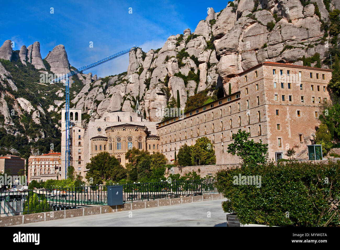 24 maggio 2016: Monserrat, Barcellona: l'architettura del monastero benedettino monserrat con Blue Crane in costruzione Foto Stock