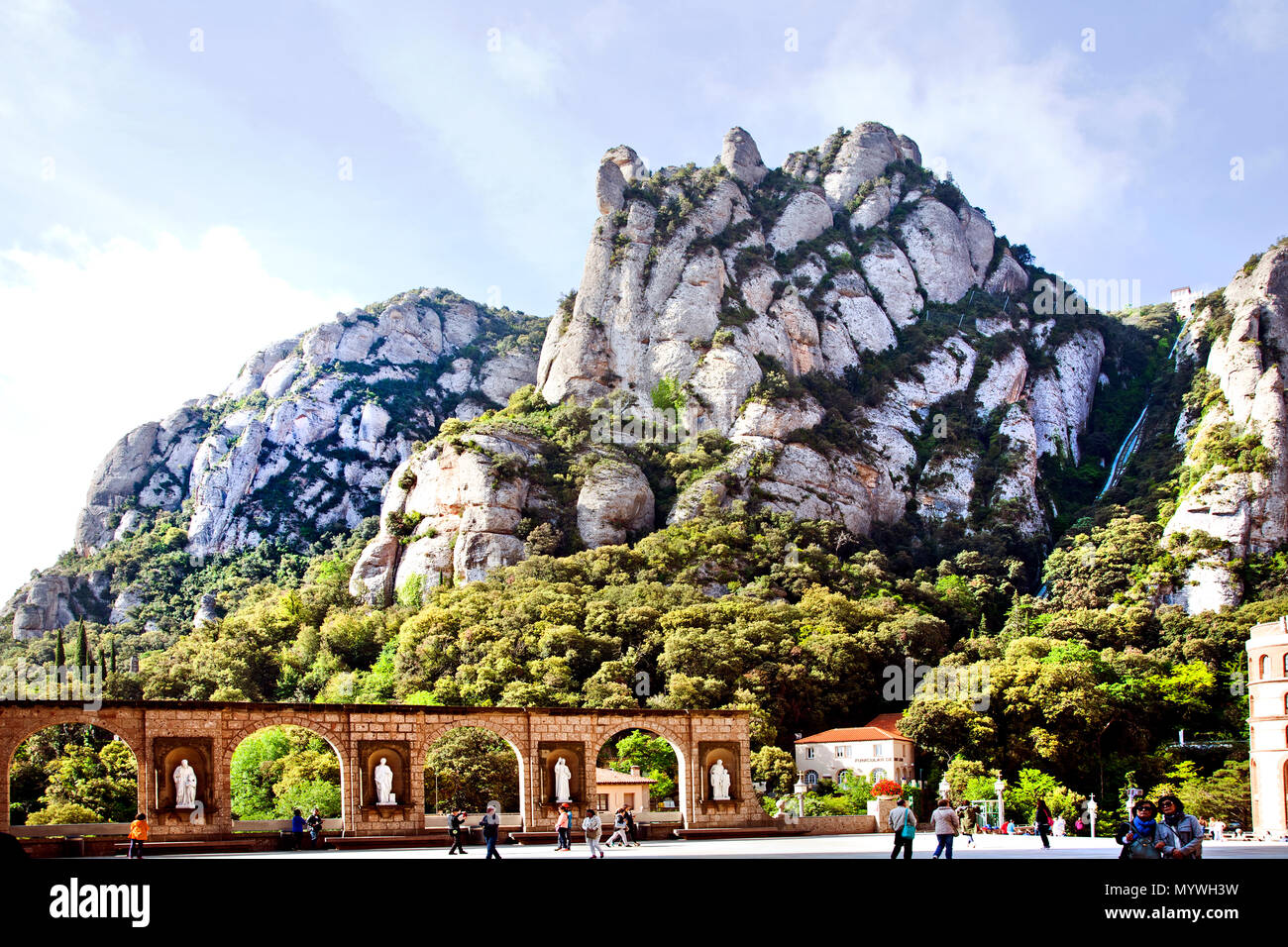 24 maggio 2016- Montserrat, Spagna- montagne di Montserrat con volte a mattoni con le statue Foto Stock