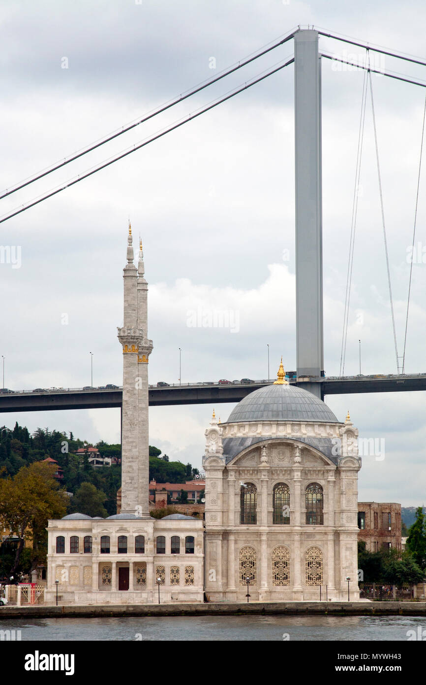1 Settembre 2014: Istanbul, Turchia- una moschea girato boutique hotel siede sul Bosforo litorale ad Istanbul in Turchia Foto Stock