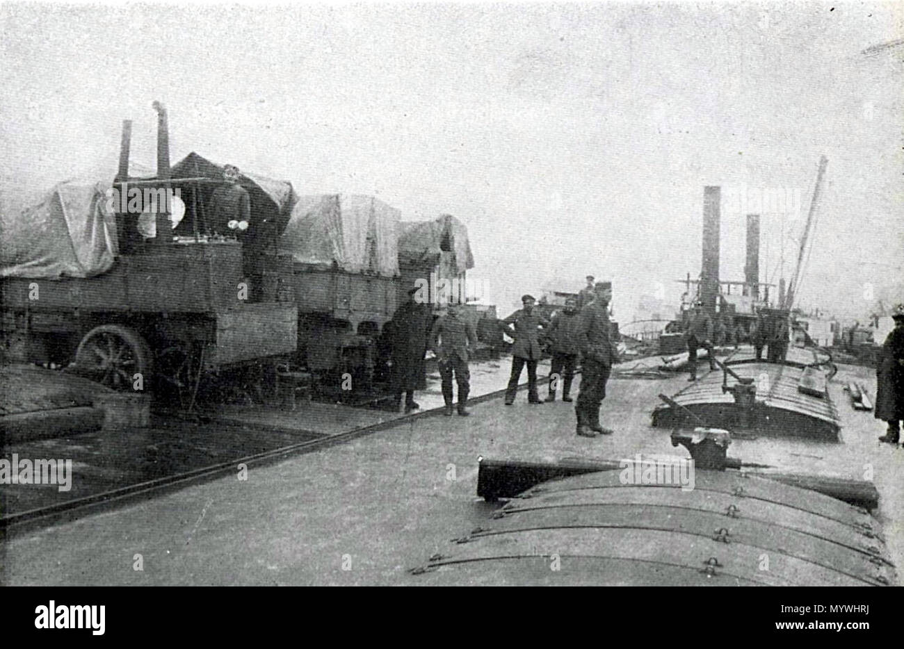 . 1916 - Album foto - Braila - autocamioane imbarcate pe barje . tra 1916 e 1918 1 Armata 9 germana - Album foto - Braila - autocamioane imbarcate barje pe Foto Stock