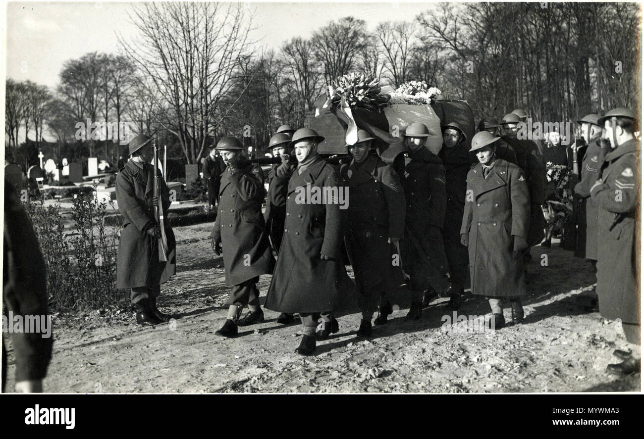 . Nederlands: Herbegrafenis op Oud Eik en Duinen van zeven verzetsstrijders die door de Duitsers op 24-6-1943 op de Leusderheide waren gefusilleerd: Johannes Hendricus van Dongen (05-11-1916), stratenmaker Henri Pieter Drenth (20-10-1917), monteur Willem Hendrik 't Hart (27-10-1916), chemicus Johannes Hovenkamp (16-10-1913), arbeider/rijkswerkman Cornelis Louis Kist (19-07-1916), militair Adriaan Cornelis Laurens Klerck (21-06-1917), militair Cornelis Spaans (14-07-1922), leerling MTS (bron geboortedata en beroepen: http://www.kampamersfoort.nl/zfonmq.html) "onder de aanwezigen bevond zich o.a Foto Stock