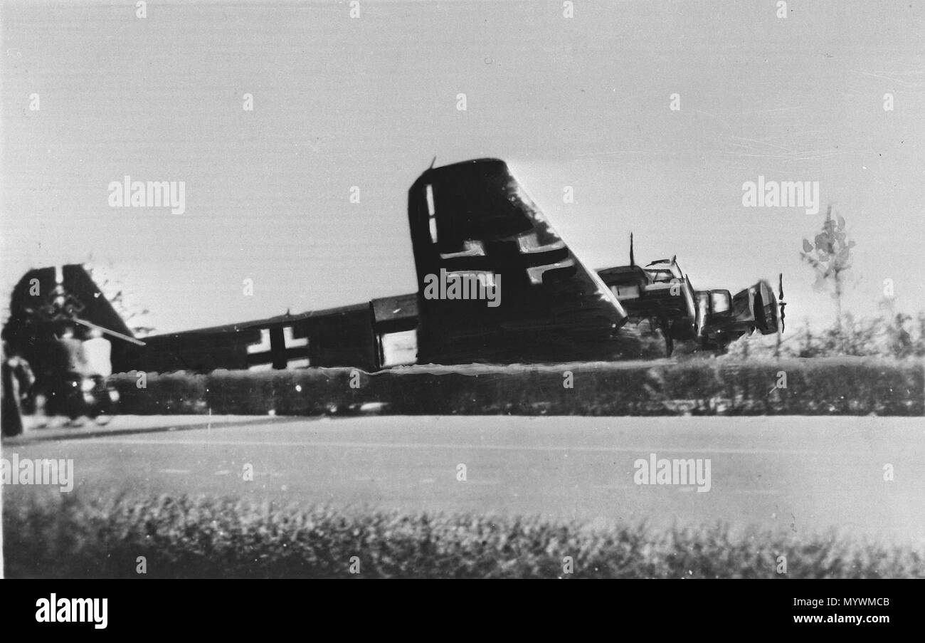 . Nederlands: Duitse Ju 52 die op 10 mei 1940 ('s morgens) è geland op Rijksweg 13 (omgeving Vliegveld Ypenburg), gedurende de scoria om Den Haag inglese: Tedesco Ju 52 che ha atterrato sulla Highway 13 (Olandese: Rijksweg 13) (area circostante di Ypenburg Aeroporto), durante la battaglia per l'Aia, Paesi Bassi 3 Ju 52 die op 10 mei 1940 ('s morgens) è geland op Rijksweg 13 (omgeving Vliegveld Ypenburg) Foto Stock