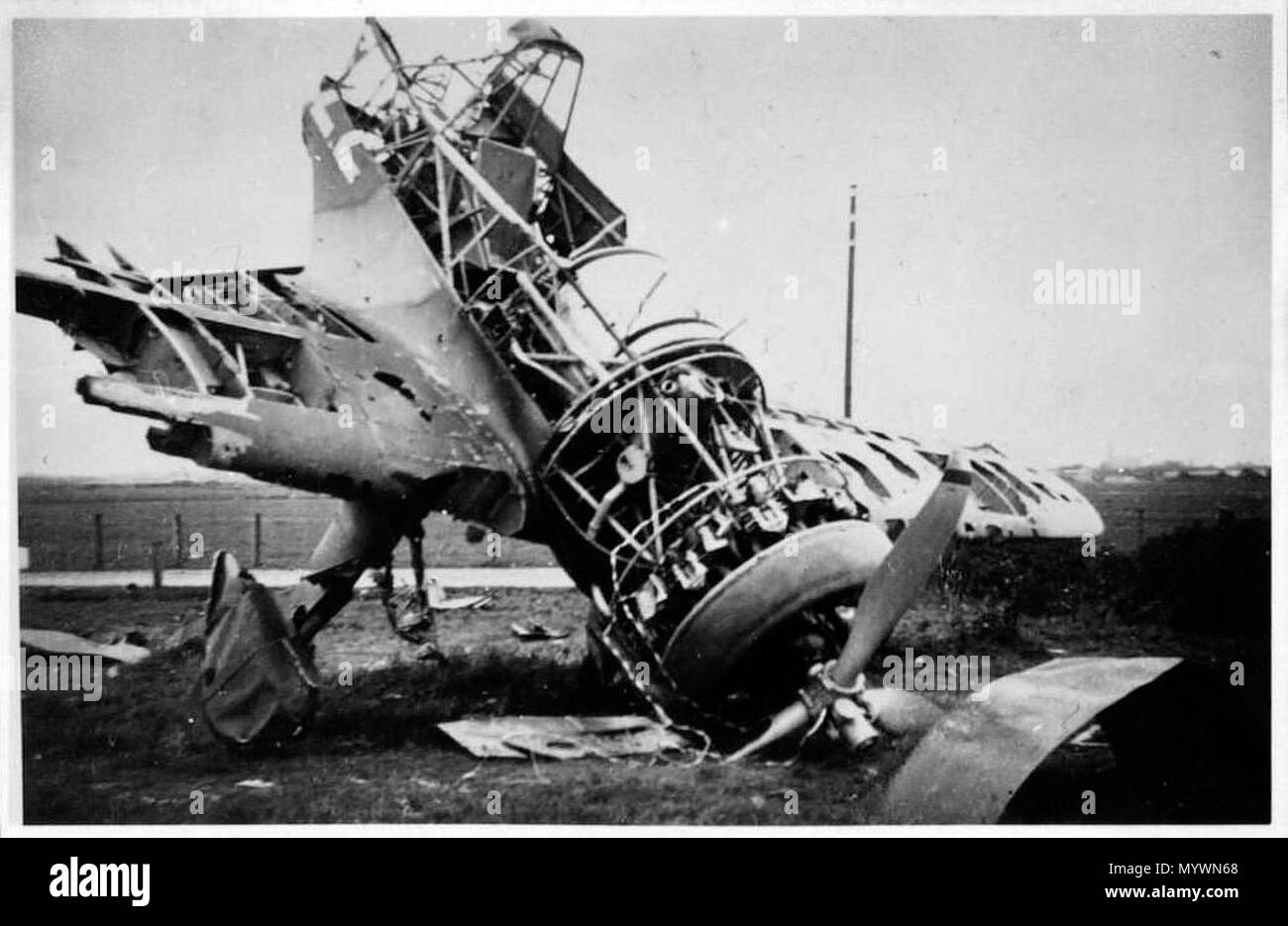 . Nederlands: Nederlandse Fokker D-XXI 0222, porta gevlogen Lt. Vl. P.J.B. Ruys de Perez, op 10 mei 1940 porta neergeschoten de Luftwaffe nabij Den Haag, gecrashed aan de Achterweg te Monster inglese: Olandese Fokker D-XXI 0222, pilotato da Lt. Vl. P.J.B. Ruys de Perez, show down dalla Luftwaffe il 10 maggio 1940, si è schiantato a Achterweg (strada) nel villaggio di Monster nei pressi dell'Aia . Il 10 maggio 1940. Anonimo 4 Nederlandse Fokker D-XXI 0222, 10 mei 1940 neergeschoten nabij Den Haag Foto Stock