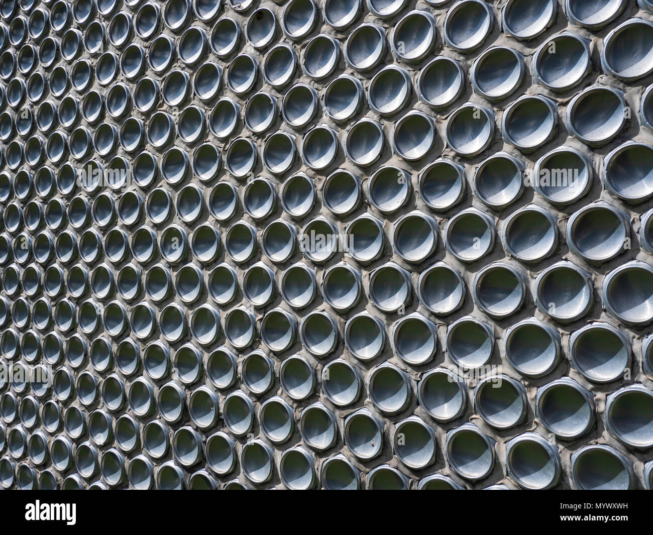 Centro visitatori muro fatto di lattine di alluminio, Saint-Jean-de-Dieu, Québec, Canada. Foto Stock