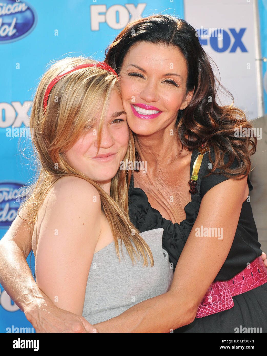Janice Dickinson e la figlia - American Idol Finale 2008 presso il Nokia Theatre di Los Angeles. Celebrità, intrattenimento, musicista, tre quarti il contatto visivo sorriso DickinsonJanice figlia 40 evento nella vita di Hollywood - California, tappeto rosso Evento, STATI UNITI D'AMERICA, industria cinematografica, celebrità, fotografia, Bestof, arte cultura e intrattenimento, celebrità moda, migliori della vita di Hollywood, evento nella vita di Hollywood - California, moquette rossa e dietro le quinte, musica celebrità, Topix, coppia, famiglia ( marito e moglie ) e i bambini- figli, fratelli e sorelle inchiesta tsuni@Gamma-USA.com, Credito Tsuni / STATI UNITI D'AMERICA, Foto Stock Janice Dickinson e la figlia - American Idol Finale 2008 presso il Nokia Theatre di Los Angeles. Celebrità, intrattenimento, musicista, tre quarti il contatto visivo sorriso DickinsonJanice figlia 40 evento nella vita di Hollywood - California, tappeto rosso Evento, STATI UNITI D'AMERICA, industria cinematografica, celebrità, fotografia, Bestof, arte cultura e intrattenimento, celebrità moda, migliori della vita di Hollywood, evento nella vita di Hollywood - California, moquette rossa e dietro le quinte, musica celebrità, Topix, coppia, famiglia ( marito e moglie ) e i bambini- figli, fratelli e sorelle inchiesta tsuni@Gamma-USA.com, Credito Tsuni / STATI UNITI D'AMERICA, Foto Stock