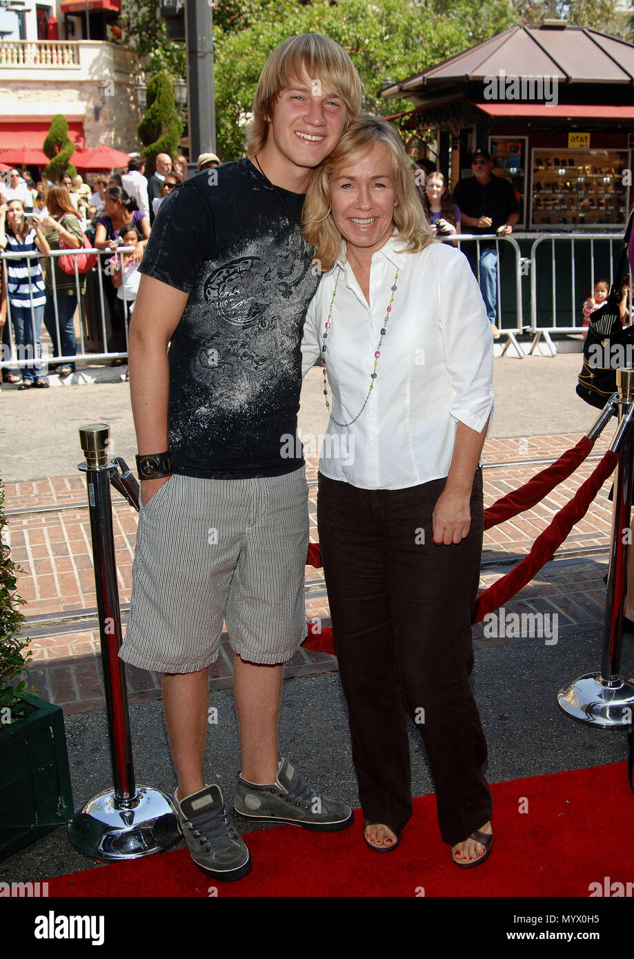 Jason Dolley con la sua mamma - Un altro Cenerentola Premiere al Grove Theatre di Los Angeles. per tutta la lunghezza il contatto visivo sorriso DolleyJason mom 68 evento nella vita di Hollywood - California, tappeto rosso Evento, STATI UNITI D'AMERICA, industria cinematografica, celebrità, fotografia, Bestof, arte cultura e intrattenimento, celebrità moda, migliori della vita di Hollywood, evento nella vita di Hollywood - California, moquette rossa e dietro le quinte, musica celebrità, Topix, coppia, famiglia ( marito e moglie ) e i bambini- figli, fratelli e sorelle inchiesta tsuni@Gamma-USA.com, Credito Tsuni / USA, 2006-2009 Foto Stock