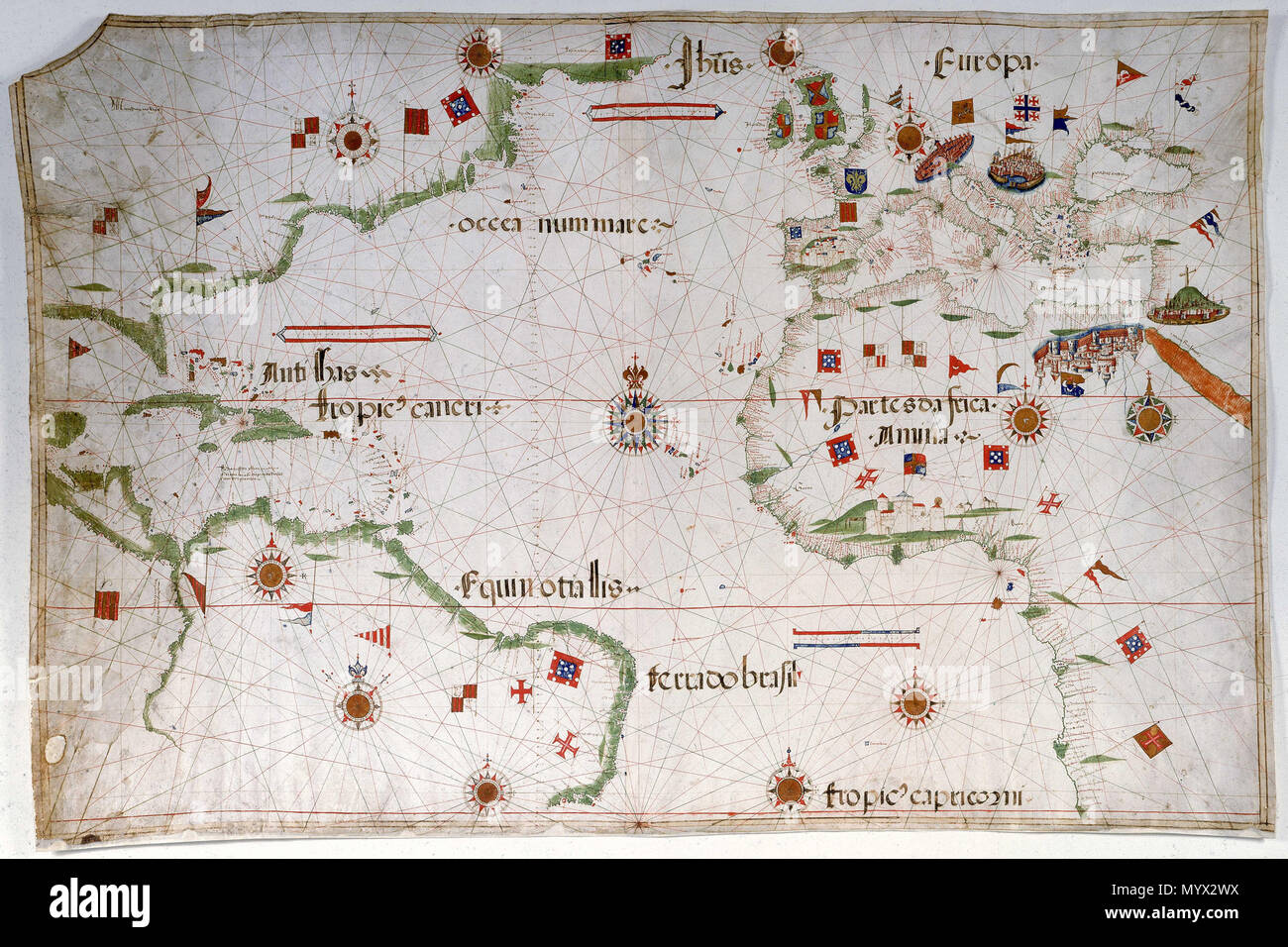 . Inglese: [Oceano atlantico, Mediterraneo e Mar Nero]Portolan chart. 2 fogli uniti. Manoscritto colorato disegnato su pergamena, supporto di carta. Il grafico presenta una scala di Latitude. Attribuito a Pedro o Jorge Reinel su motivi stilistici. Grafico del Nord Atlantico da Reinel . circa 1535. [Reinel, Pedro?] 385 Oceano atlantico, Mediterraneo e Mar Nero RMG D2150 Foto Stock