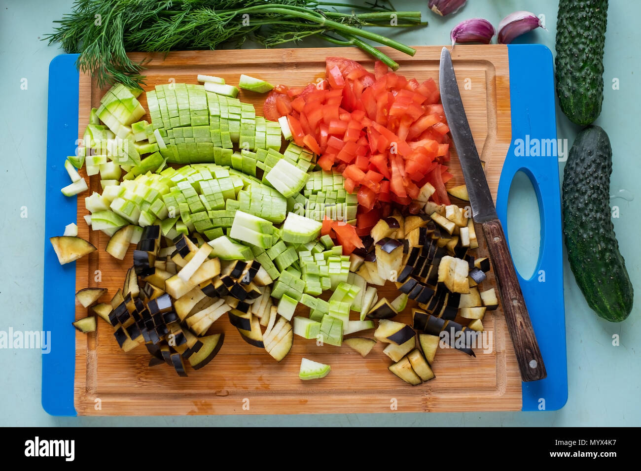 Varie verdure tagliate sul pannello di legno. Foto Stock