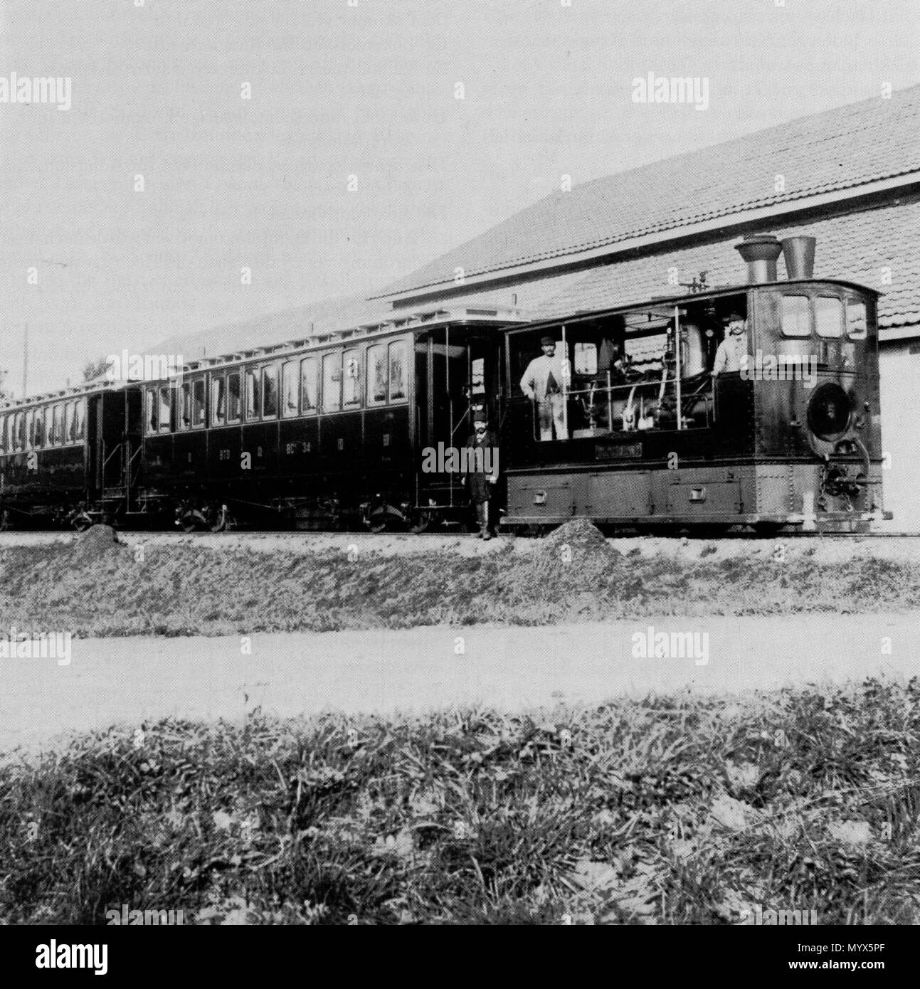 . Deutsch: Zug der Birſigthalbahn, gezogen von der Dampflocomotive Nr. 5 Blochmont des tipi G 3/3, gebaut 1896 inn der schweizerischen Locomotiv- und zů Machines-Fabrique Winterthur (Tess.-Nr. 976), 1911 außer Dienſt geſtellt und anſchließend abgebrochen. . Tra 1895 e 1906. 1 sconosciuto 5BlochmontG3BTBi Foto Stock . Deutsch: Zug der Birſigthalbahn, gezogen von der Dampflocomotive Nr. 5 Blochmont des tipi G 3/3, gebaut 1896 inn der schweizerischen Locomotiv- und zů Machines-Fabrique Winterthur (Tess.-Nr. 976), 1911 außer Dienſt geſtellt und anſchließend abgebrochen. . Tra 1895 e 1906. 1 sconosciuto 5BlochmontG3BTBi Foto Stock