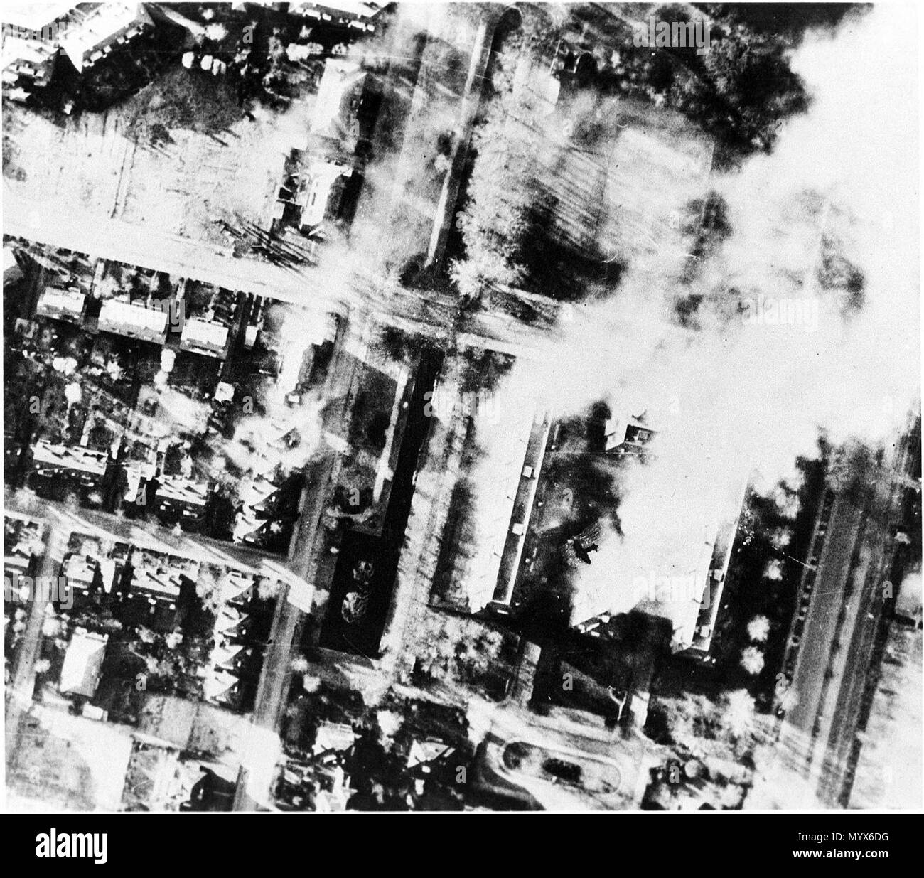 . Nederlands: Bombardement van de wijk Marlot in Den Haag, op 24 januari 1945, porta Spitfires van de Royal Airforce inglese: bombardamento del quartiere Marlot all'Aia, Paesi Bassi, da Spitfires della Royal Airforce, il 24 gennaio, 1945 1 bombardamenti di Marlot dell' Aia, con la RAF, il 24 gennaio, 1945 Foto Stock