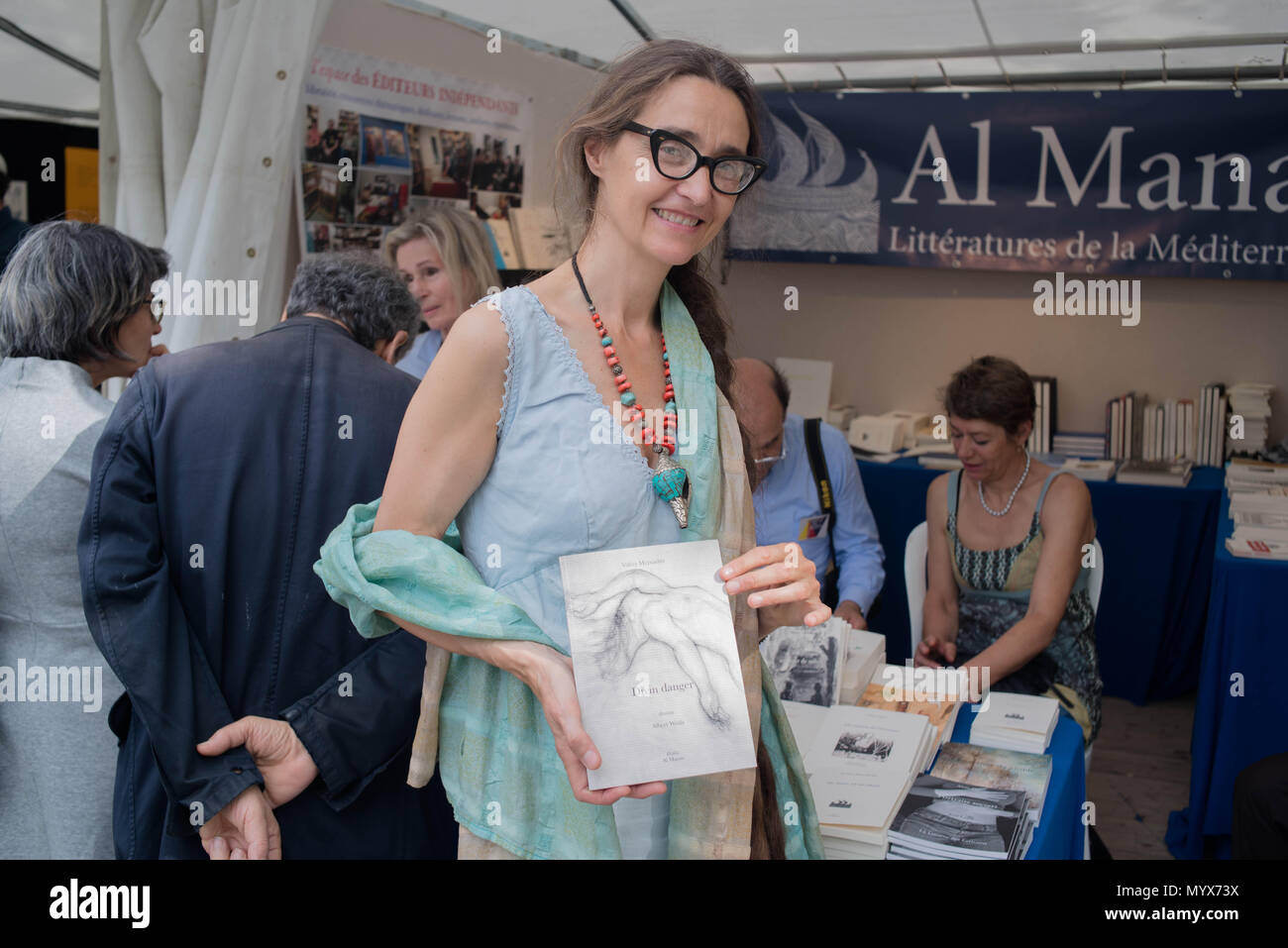 Mercato di poesia in Parigi: Valéry Meynadier dedica il suo libro 'Divin pericolo' di Al Manar edizioni. Foto Stock