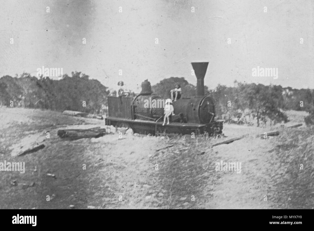 . Il motore di vapore "Ballarat' nella sabbia in Wonnerup, Western Australia. Didascalia originale recita: Primo loco ad eseguire in W.A. Date in loco Vickers. 1875. WATC. 1885. . Il 27 marzo 1921. William Edward Fretwell (-1958) nomi alternativi William Edward Fretwell Descrizione English-Australian ingegnere e disegnatore Data di nascita e morte 1958 Luogo di nascita di Sheffield la posizione di lavoro del Western Australia competente controllo : Q45351184 1 BallaratLocomotive WEFretwellCollection Foto Stock