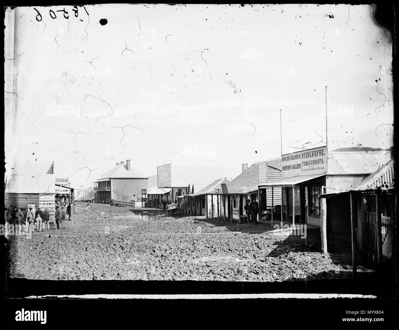 . Inglese: Centrale Clarke Street, collina Fine, Nuovo Galles del Sud, Australia (guardando verso sud da vicino la giunzione della breve strada) e mostrando A. Stevens & Co., tabacchi, ecc., presa tra il 1870-1875. . 11 marzo 2014, 14:38:18. American & Australasian azienda fotografica 1 Centrale Clarke Street, collina fine (guardando verso sud da vicino la giunzione della breve strada) e mostrando A. Stevens &AMP; Co., tabacchi, ecc. Foto Stock