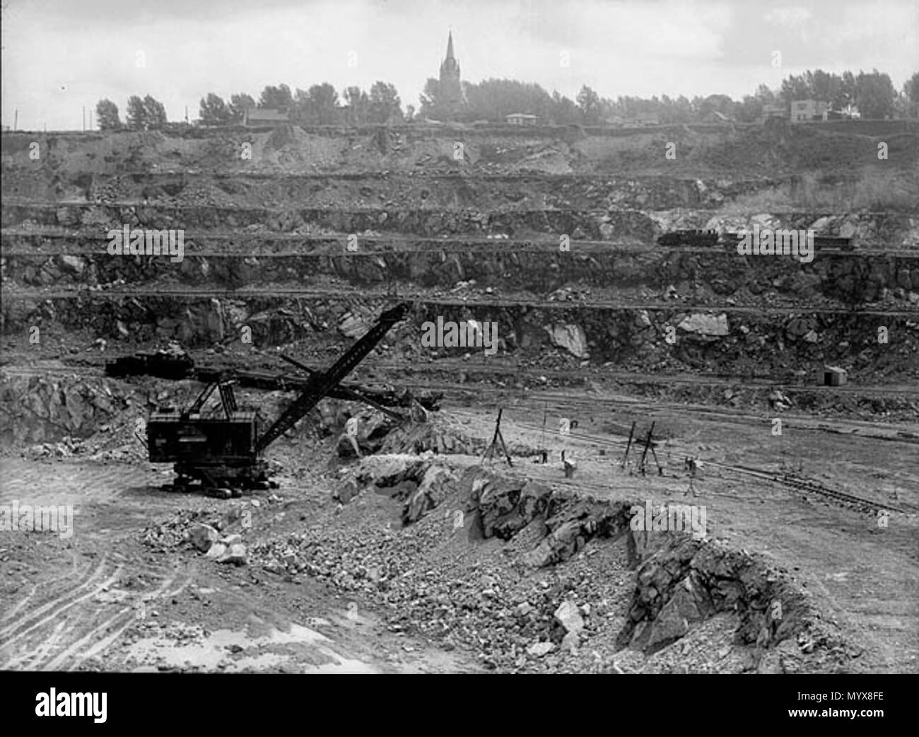 . Inglese: Canada più grande pala di alimentazione caricamento di un treno di minerale di amianto presso la miniera di Jeffrey, Johns-Manville Co., amianto, Quebec, giugno 1944. Français : La plus grande pelle mécanique canadienne chargeant onu train de minerai d'amiante à la mine Jeffrey Johns-Manville Co., Amianto (Québec), juin 1944. . Giugno 1944. Harry remato 1 amianto, Quebec, Canada Foto Stock