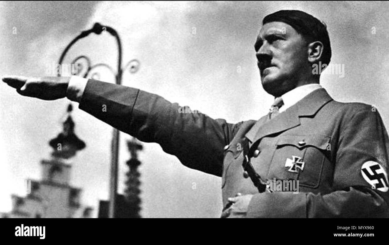 . Inglese: Adolf Hitler dando un saluto nazista . prima del 1945. 1 sconosciuto Hitler salutate davanti a Lampione Foto Stock
