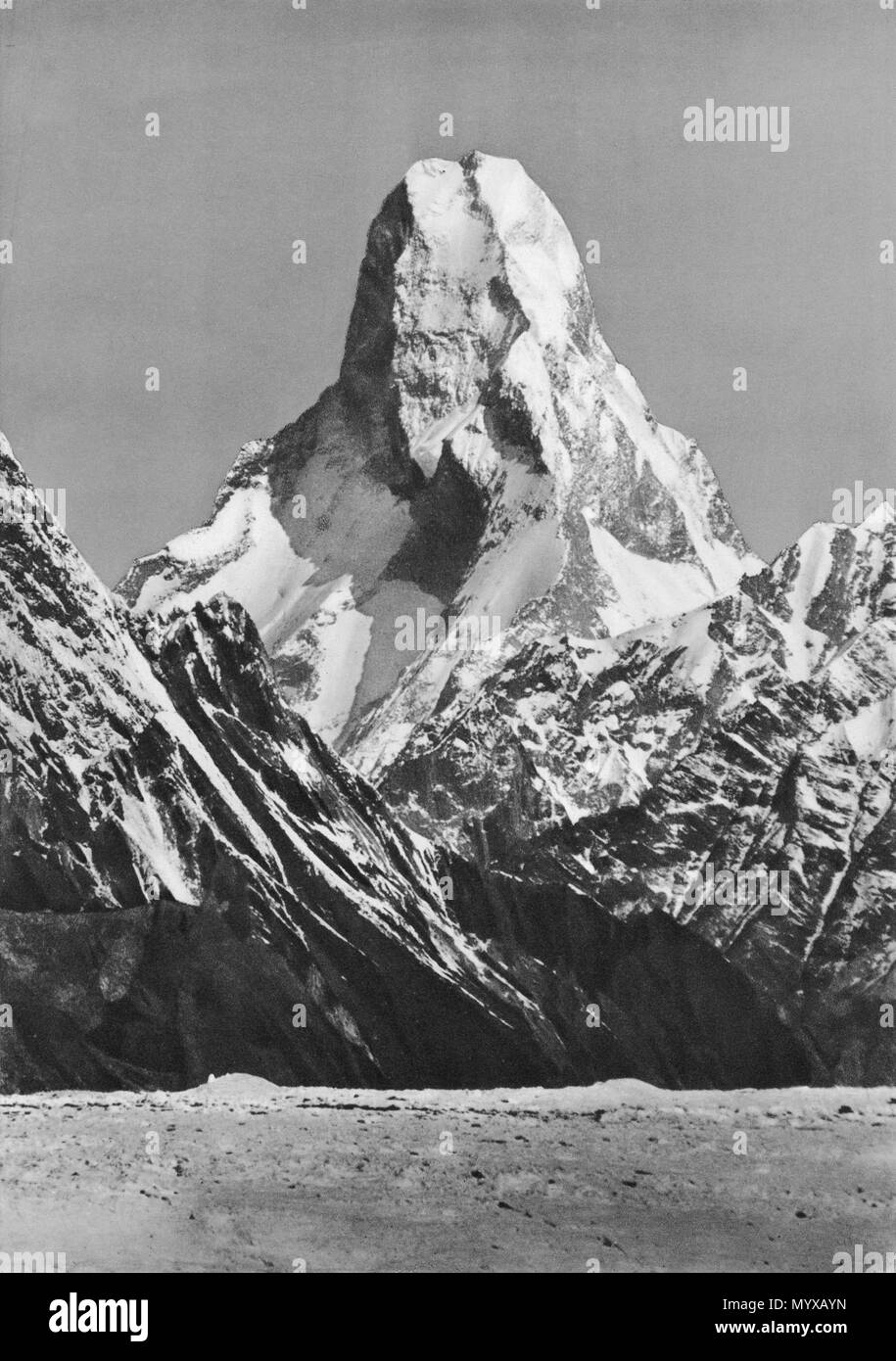 . Français : La Tour de Mustagh, vue du Pied ouest du Golden Throne (7312 m) ; photo de Vittorio Sella . prima di 1935. Vittorio Sella (1859-1943) Descrizione fotografo italiano e alpinista Data di nascita e morte 28 Agosto 1859 12 agosto 1943 Luogo di nascita e morte Biella Biella competente controllo : Q1339199 VIAF:?ISNI 23012392:?0000 0000 8102 3263 ULAN:?500074816 LCCN:?n82050805 GND:?122000161 WorldCat 5 28plancheXXVIII Foto Stock