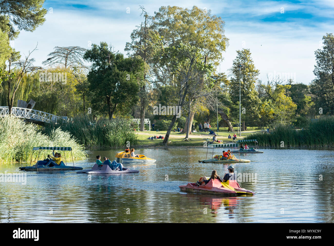Un lago in un parco urbano. Ci sono persone che utilizzano le barche a pedali sul loro fine settimana. Si tratta di una giornata di sole. Foto Stock