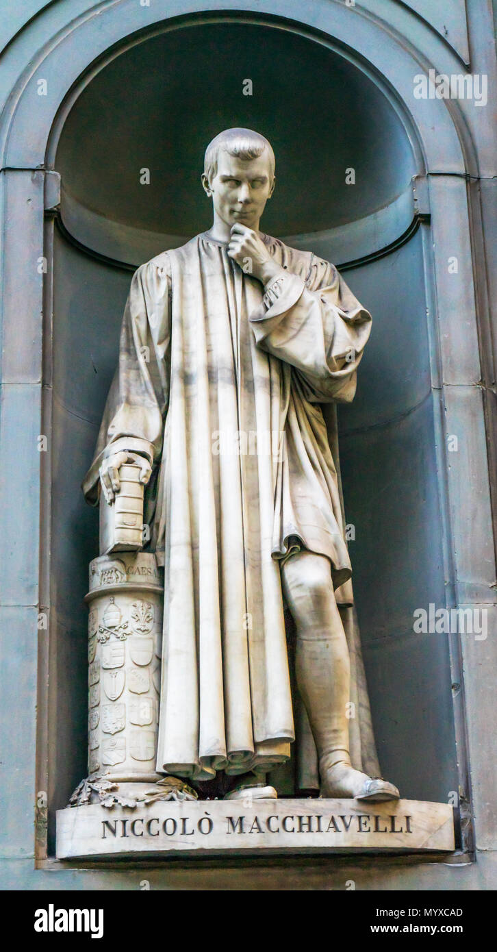 Nicolò Machiavelli italiano stratega politico statua Galleria degli Uffizi Firenze Italia. Statua di Lorenzo Bortolini in primi 1800s. Foto Stock