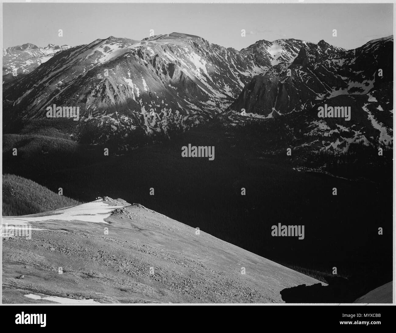 Nel Parco Nazionale delle Montagne Rocciose, Colorado, panorama di montagne brulle ed ombrosa valle., 1933 - 1942 - Foto Stock