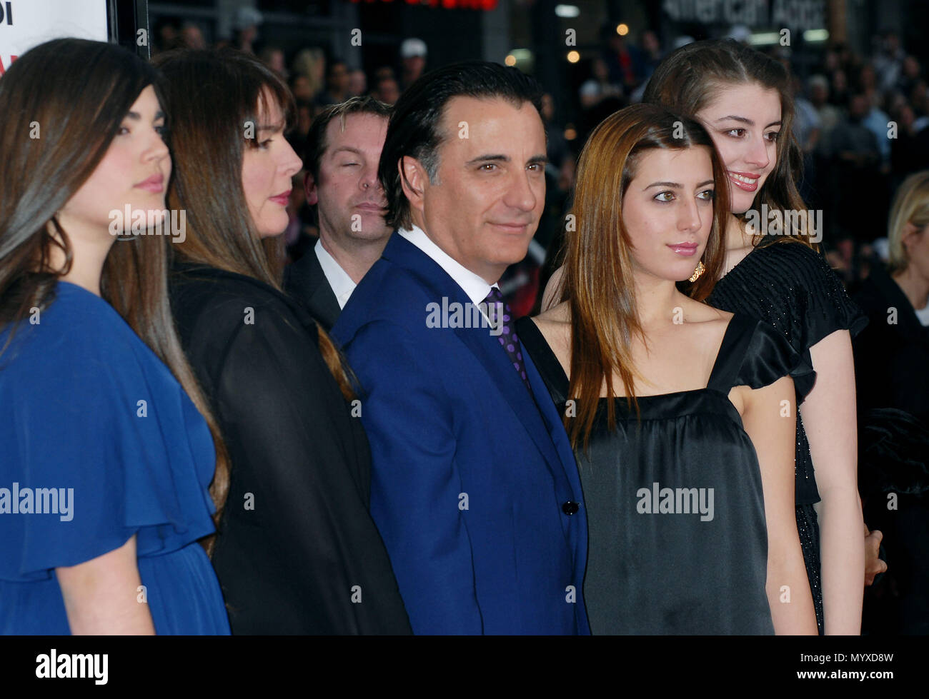 Andy Garcia e la famiglia arrivando all'oceano 13 Premiere al Chinese Theatre di Los Angeles. horizontale 3/4 GarciaAndy Family 181 evento nella vita di Hollywood - California, tappeto rosso Evento, STATI UNITI D'AMERICA, industria cinematografica, celebrità, fotografia, Bestof, arte cultura e intrattenimento, celebrità moda, migliori della vita di Hollywood, evento nella vita di Hollywood - California, moquette rossa e dietro le quinte, musica celebrità, Topix, coppia, famiglia ( marito e moglie ) e i bambini- figli, fratelli e sorelle inchiesta tsuni@Gamma-USA.com, Credito Tsuni / USA, 2006-2009 Foto Stock