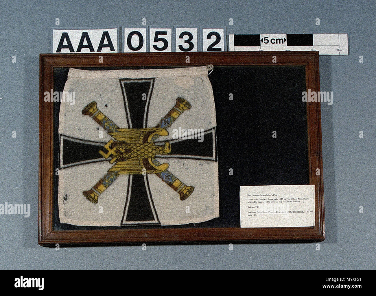 . Inglese: vettura tricolore, Admiral-Fleet, Germania Nazista (prima del 1945) La Germania Nazista ammiraglio della flotta auto bandiera, originariamente inquadrata con un etichetta tipizzato: 'Bandiera trovato dalla F/Officer Allan Starrs RAF a Flensburg caserme, Repubblica federale di Germania al momento dell arresto del leader tedesco. Credeva di essere la Bandiera di Ammiraglio Doenitz. Presentato da F/Officer Starrs'. La bandiera è di lana bunting con un paranco di cotone e la macchina è cucita con il disegno stampato sulla superficie. Esso ha un campo bianco, portante un nero croce di ferro sulla quale è sovrapposto due attraversata dell'ammiraglio manganelli e un'aquila tenendo la svastica. Un Foto Stock