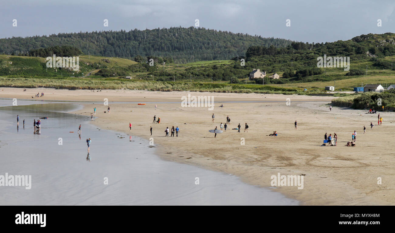 Persone su Marble Hill beach nella Contea di Donegal Irlanda come estate scuole di surf svolgerà in Atlantico surf. Foto Stock