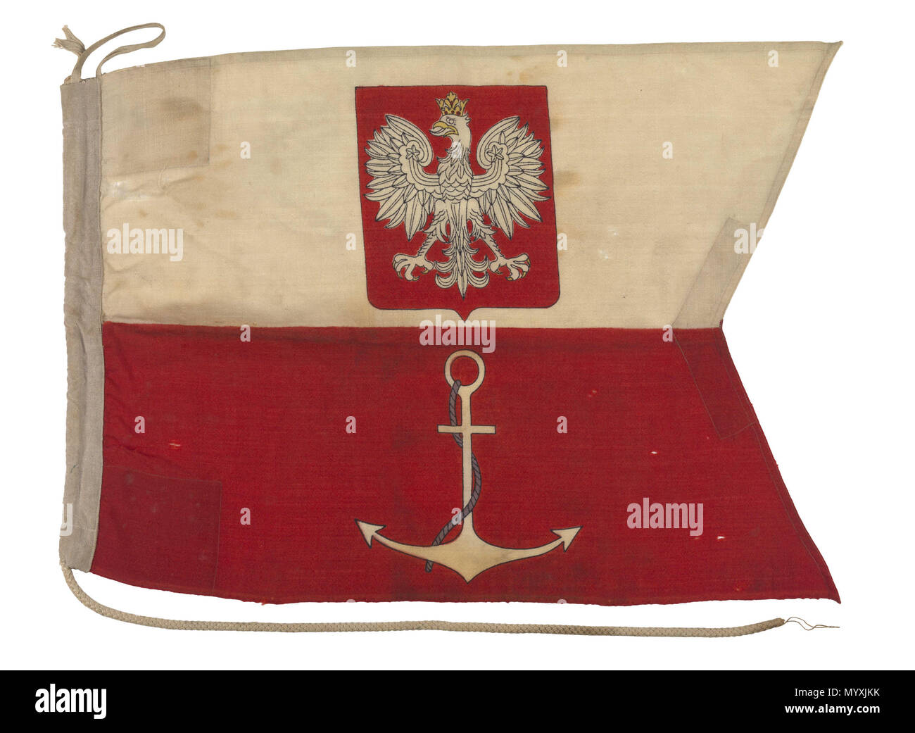 . Inglese: Bandiera, ministro polacco di Marine Bandiera del Ministro polacco di Marine ripetutamente volato sul primo sottomarino per sfuggire dal Russo-German occupazione della Polonia nel 1939. Una lana stampato bunting bandiera con una macchina cucito biancheria contenente un paranco a fune. La bandiera è swallow tailed e divisa orizzontalmente bianco su rosso. Nella parte superiore è uno scudo rosso recante un bianco, aquila coronata visualizzato, con un bianco fallo di ancoraggio per la parte inferiore del flag. Ministro polacco di Marine . prima di 1939. 33 sconosciuto bandiera, ministro polacco di Marine RMG L0083 Foto Stock