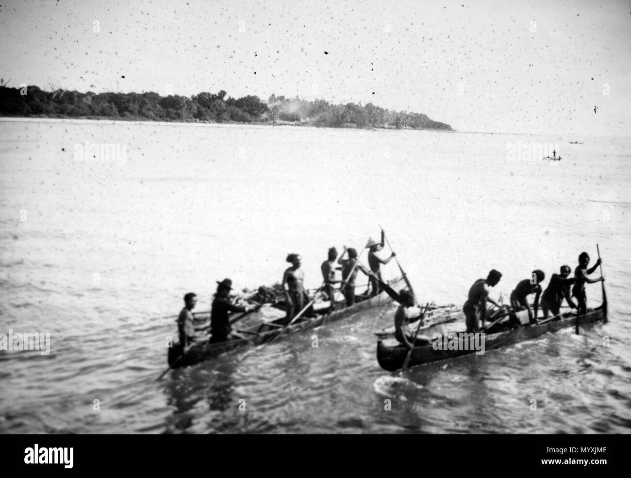 . Inglese: Due canoe vicino durante la spedizione Thilenius. Français : Deux canoës près de l'île de Tobi durant l'expédition Thilenius. . 9 maggio 2007, 00:41:32. Georg Thilenius 1 canoe sul Tobi isola (1908-1910) Foto Stock