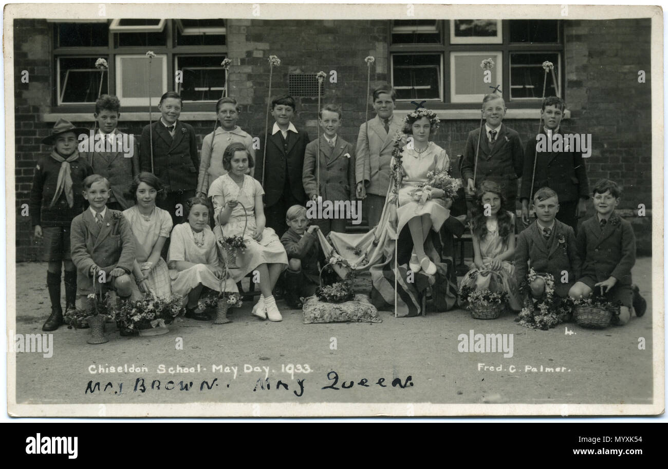 . 1933 cartolina di Chiseldon Scuola, vicino a Swindon, Wiltshire, Inghilterra, che mostra un gruppo di bambini della scuola di vestiti per giorno di maggio le celebrazioni. È uno di una serie di sette cartoline dal 1930, mostrando i bambini dalla stessa scuola il giorno di maggio. Vi è un May Queen; anche brownies, Cubs, gli scout e le guide di ragazza. Questa è la sola stampa con annotazioni nel set. Sulla parte anteriore si dice, 'May marrone. May Queen'. Sul retro si dice 'May come può la regina e contrassegnato con una X è Nellie's Boy". Vi è una croce segnata sopra la May Queen, e sopra il ragazzo sulla sua destra. Il fotografo è stato Fred C. Palmer di Towe Foto Stock