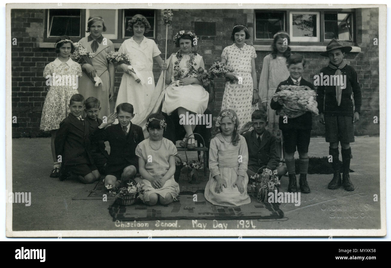 . 1934 cartolina di Chiseldon Scuola, vicino a Swindon, Wiltshire, Inghilterra, che mostra un gruppo di bambini della scuola di vestiti per giorno di maggio le celebrazioni. È uno di una serie di sette cartoline dal 1930, mostrando i bambini dalla stessa scuola il giorno di maggio. Vi è un May Queen; anche brownies, Cubs, gli scout e le guide di ragazza. Il fotografo è stato Fred C. Palmer di Torre Studio, Herne Bay, Kent ca.1905-1920, e di 6 Cromwell Street, Swindon ca.1920-1936. Egli si ritiene siano morti 1936-1939. Questa stampa ha oscurato con l'età, ma sarebbe inopportuno per regolare la luminosità perché dettagli, ad esempio su bianco Foto Stock