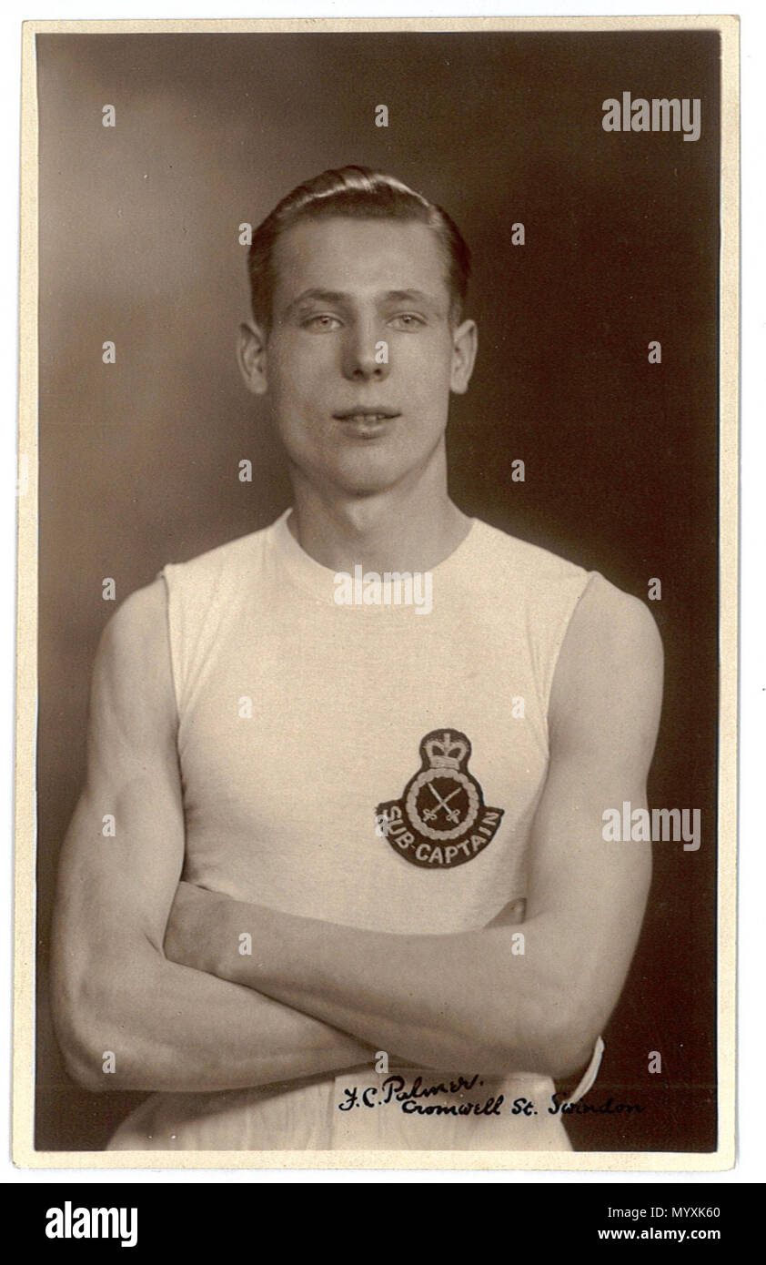 . Foto ritratto di una giovane atleta a Swindon, Wiltshire, Inghilterra nel 1920s o 30s. Il logo rappresenta l Esercito di allenamento fisico Corps. Il sub-capitano rank eventualmente indica che egli è un calciatore. Da una cartolina depositato a Swindon Record Ufficio e scansionati e caricati da loro di Flickr. Il fotografo è stato Fred C. Palmer di Torre Studio, Herne Bay, Kent ca.1905-1920, e di 6 Cromwell Street, Swindon ca.1920-1936. Egli si ritiene siano morti 1936-1939. Punti di interesse il pelo lucido-l'olio, pulire vest (singoletto in US) e la posa con bracci ripiegati erano la norma per lo sport Foto Stock