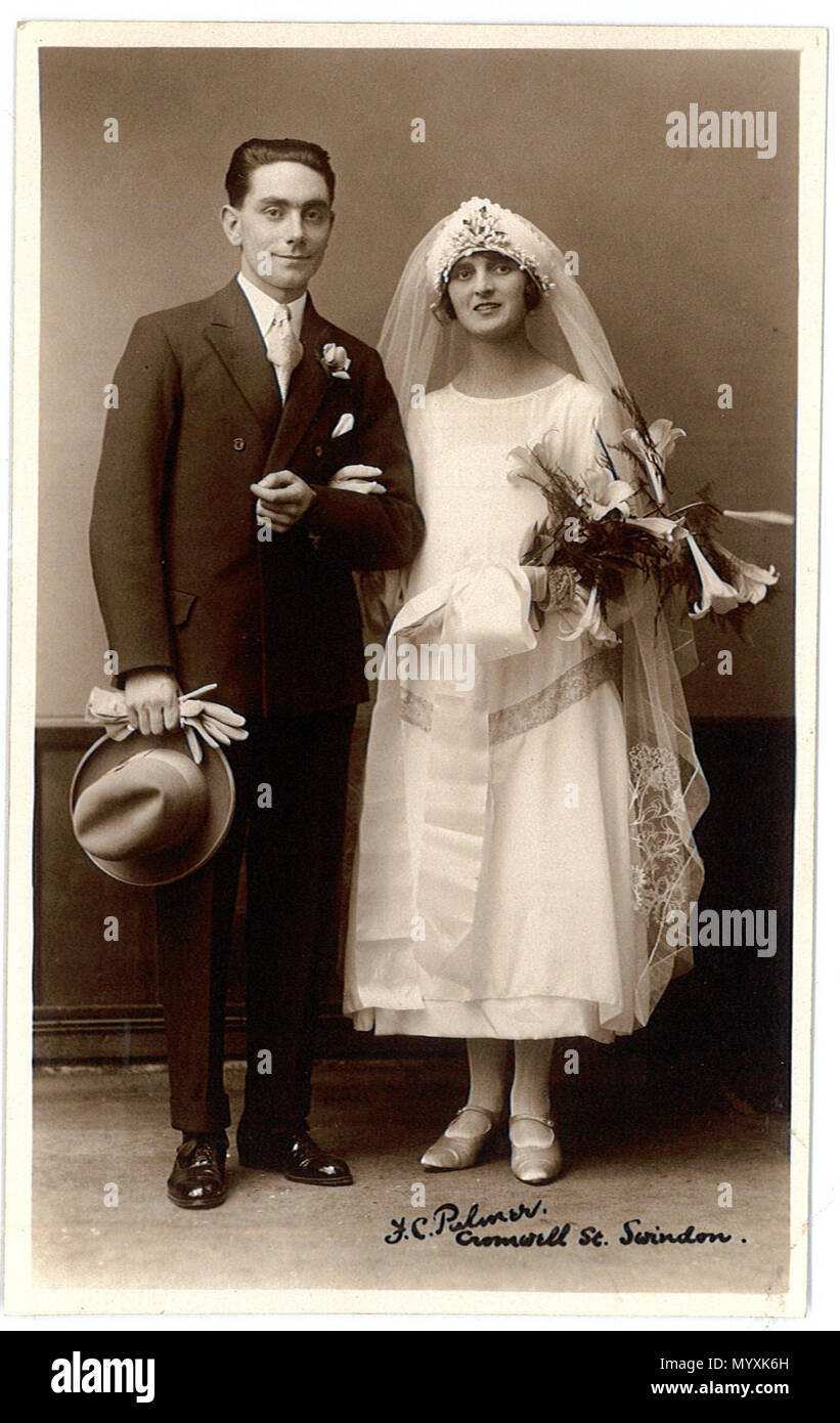 Foto ritratto di un matrimonio giovane a Swindon, Wiltshire, Inghilterra  nel 1920s o 30s. Da una cartolina depositato a Swindon Record Ufficio e  scansionati e caricati da loro di Flickr. Il