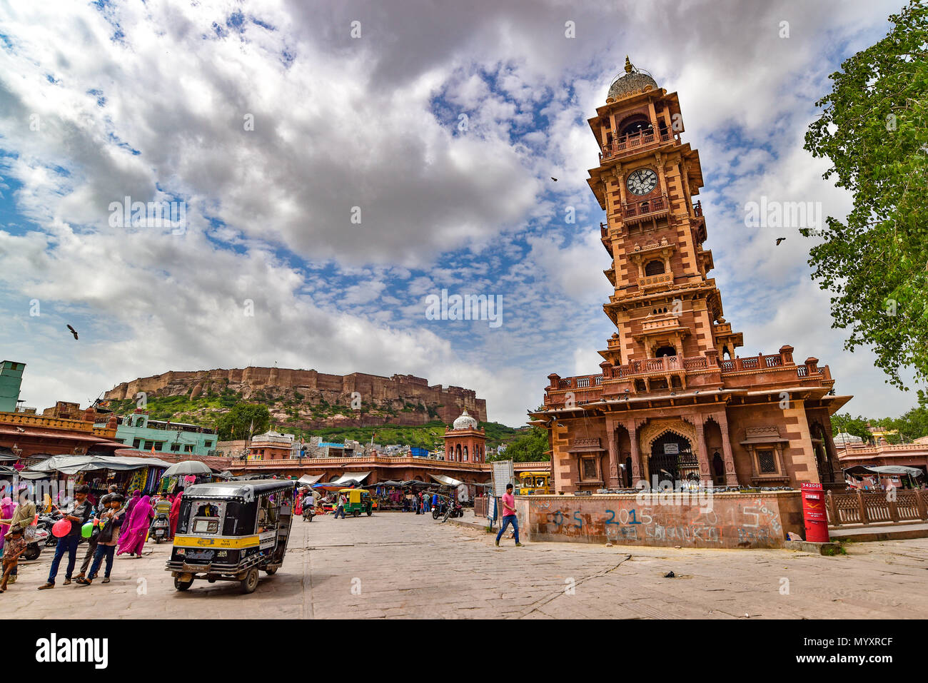 Mercato dell'orologio con il forte di Mehrangarh a Jodhpur, India Foto Stock