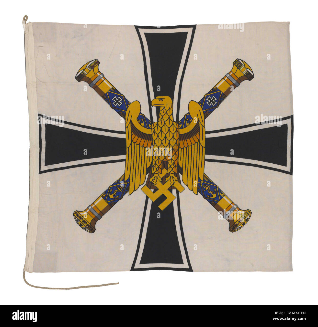 . Inglese: Flag comandi, ammiraglio della flotta, la Germania nazista (1943-1945) l'ammiraglio della flotta flag comandi dalla Germania nazista nel 1943-45 pattern. Sul paranco è scritto: 'Flg Grossadmiral 1,5 x 1, 5.' La bandiera è di lana bunting con un paranco di cotone, macchina cucito con il disegno stampato sul tessuto. Una corda è attaccato a issare la bandiera. Esso ha un campo bianco, portante un nero croce di ferro sulla quale è sovrapposto due attraversata dell'ammiraglio manganelli e un'aquila tenendo la svastica. Flag comandi, ammiraglio della flotta, la Germania nazista (1943-1945) . tra il 1943 e il 1945. Sconosciuto comando 23 fla Foto Stock