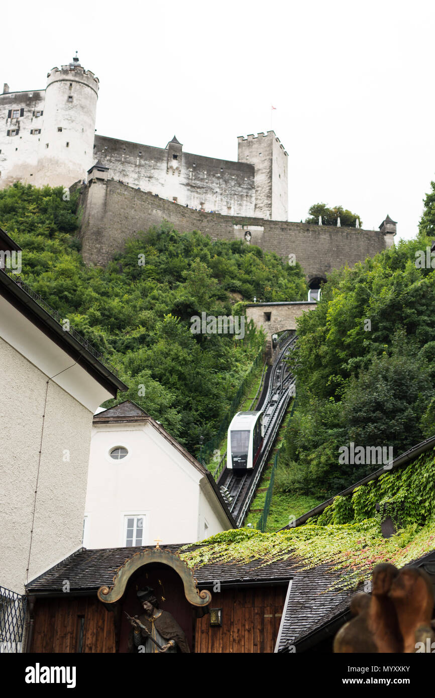 La funicolare che arriva fino alla Fortezza di Hohensalzburg che sovrasta la città di Salisburgo, in Austria. Foto Stock