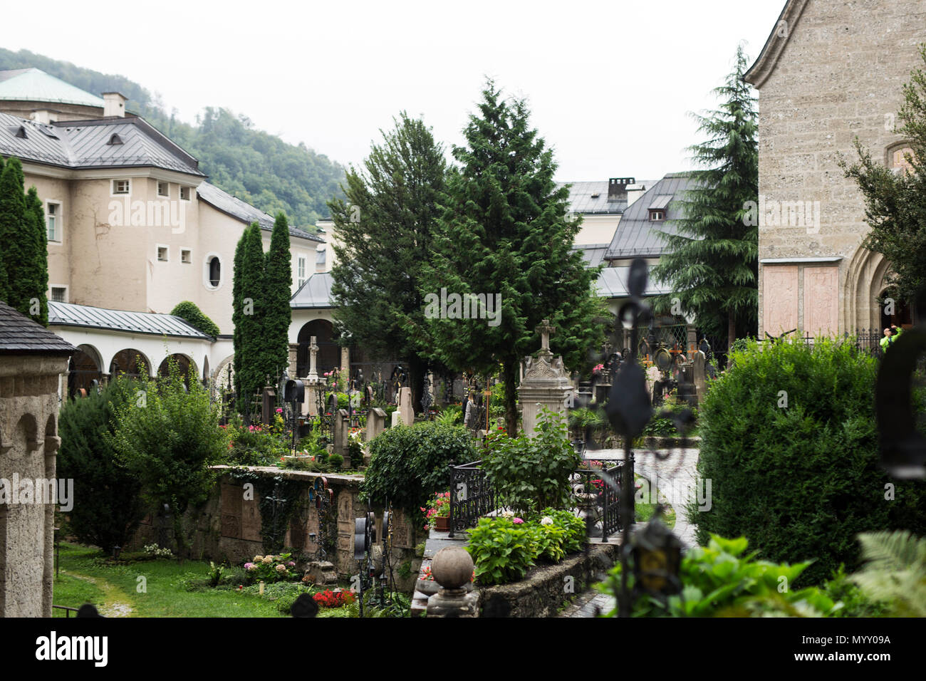 Petersfriedhof, o la Basilica di San Pietro il cimitero di Salisburgo, Austria. Questo cimitero ispirato quella raffigurata nel suono di musica film. Foto Stock