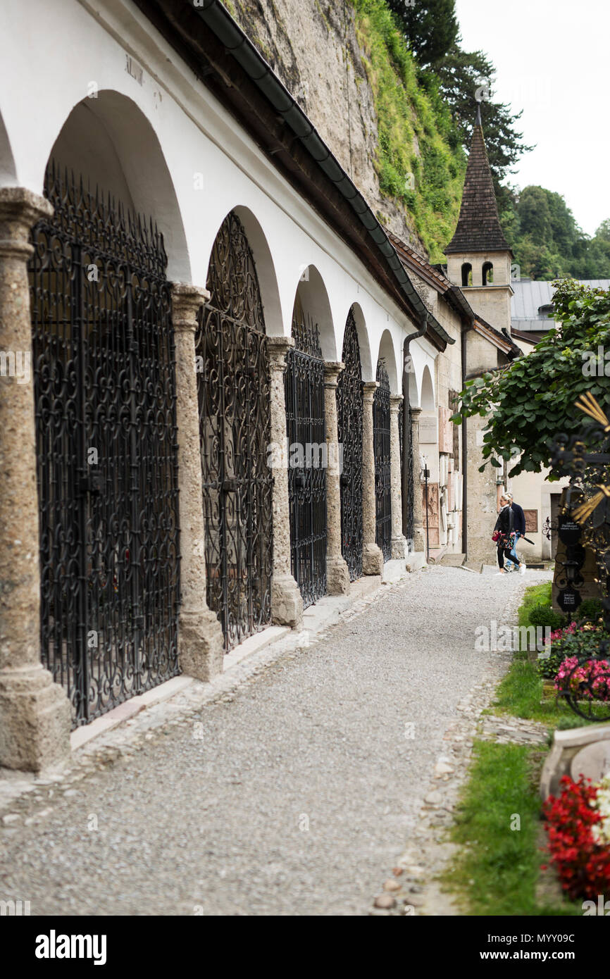 Petersfriedhof, o la Basilica di San Pietro il cimitero di Salisburgo, Austria. Questo cimitero ispirato quella raffigurata nel suono di musica film. Foto Stock