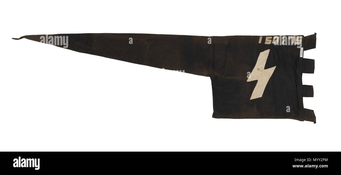 . Inglese: Gioventù Hitleriana pennant Gioventù Hitleriana pennant commemorando Günther Prien. La fiamma è ricamato con una foto di una barca U, un salvagente e il tedesco naval ensign. Esso è scritto: 'Prien' in lettere bianche. Sul retro sono i numeri "1501 75' e un fulmine di flash. La fiamma è in cotone con una crêpe fibra sintetica utilizzata per il pannello anteriore. Si tratta di macchina cucito. Ci sono quattro anse di tessuto per il fissaggio ad una lancia al paranco fine. La voce è una forma quadrata con strette pennant o schwenkel fissata alla tomaia volare. Günther Prien (1908-1941) era un U-Boat Commande Foto Stock