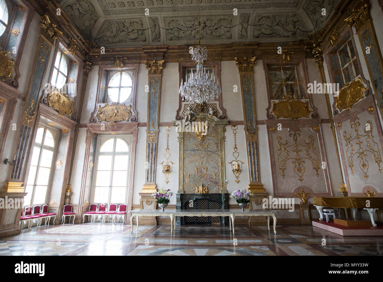 La Sala di marmo a Schloss Mirabell, il famoso palazzo barocco di Salisburgo, Austria. Wolfgang Amadeus Mozart eseguite qui come un bambino. Foto Stock