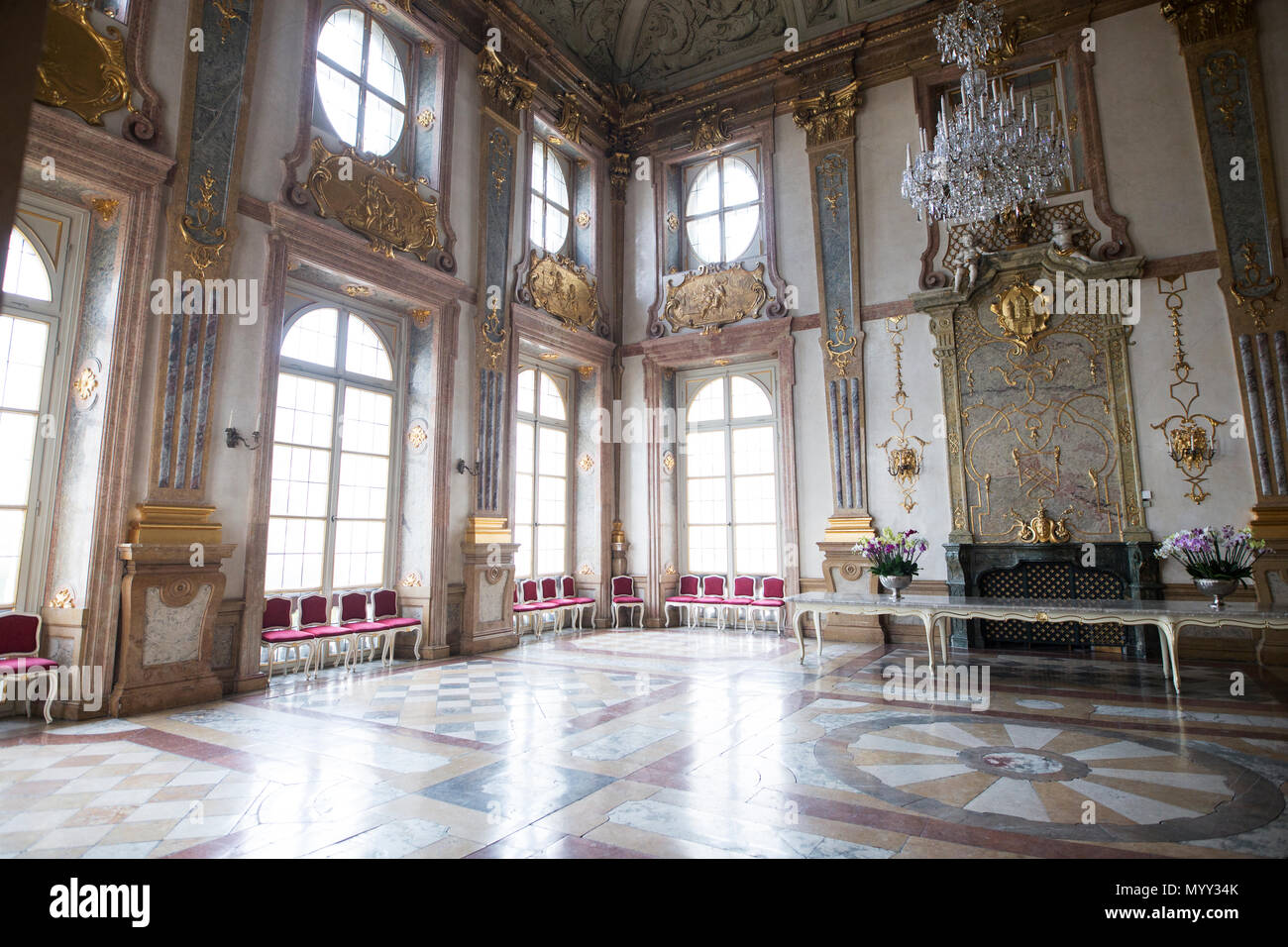 La Sala di marmo a Schloss Mirabell, il famoso palazzo barocco di Salisburgo, Austria. Wolfgang Amadeus Mozart eseguite qui come un bambino. Foto Stock