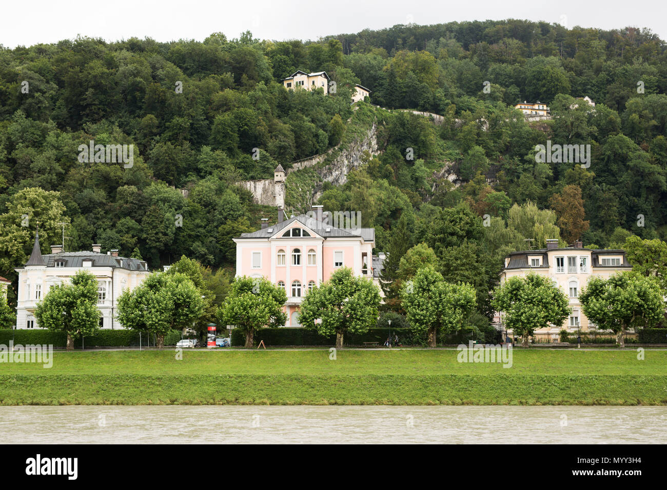 Ampie ed eleganti case lungo il fiume Salzach a Salisburgo, Austria. Foto Stock
