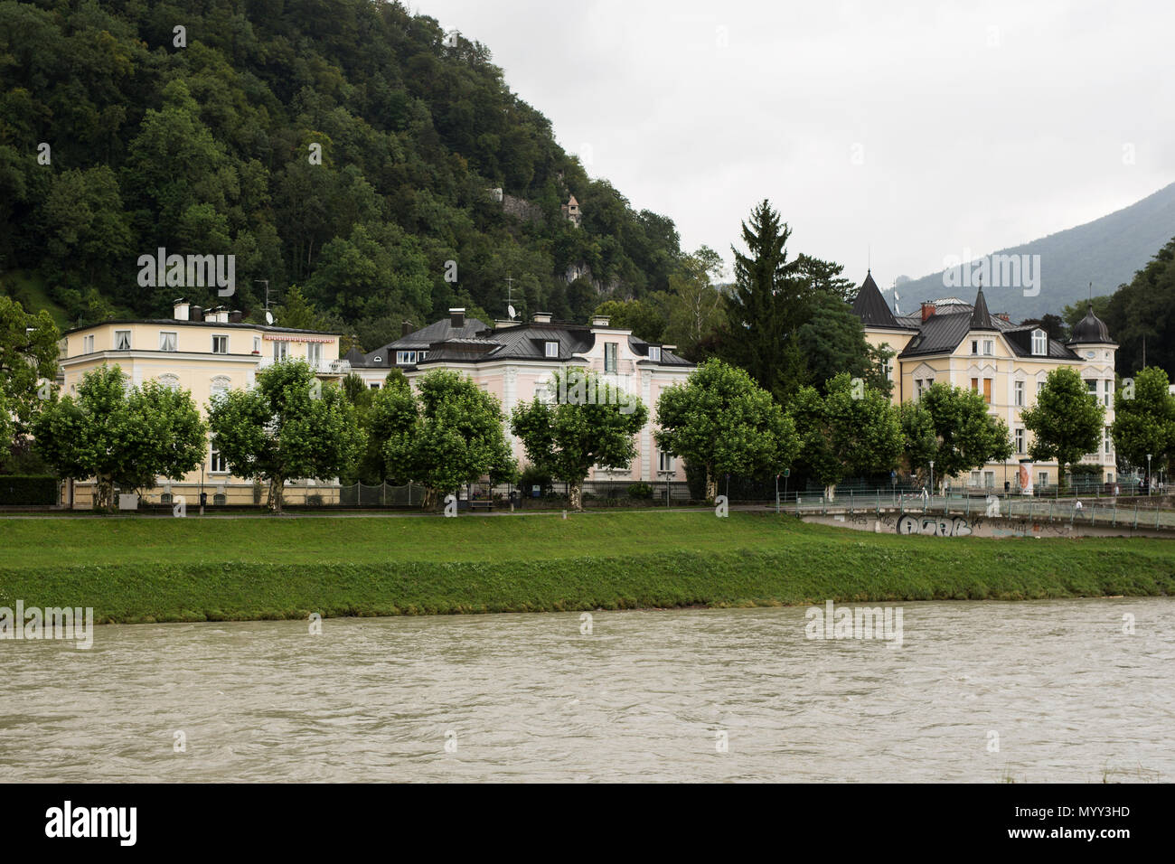 Ampie ed eleganti case lungo il fiume Salzach a Salisburgo, Austria. Foto Stock