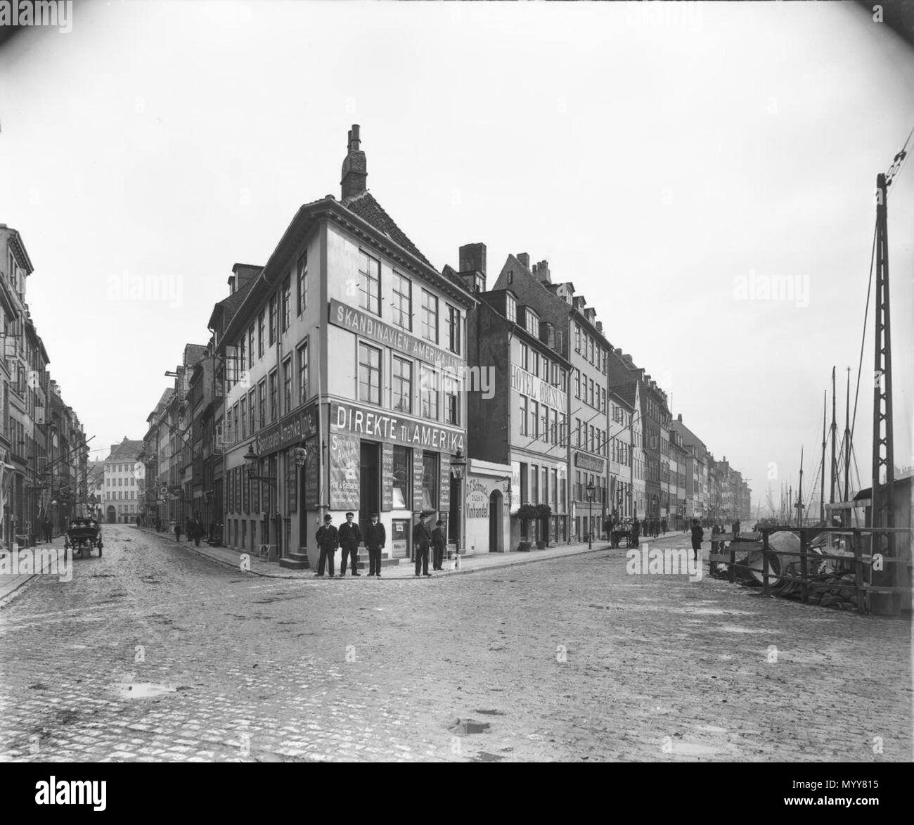 . Inglese: Angolo di Nyhavn e memorizzare sTRANDSTRAEDE a Copenhagen, in Danimarca . Data sconosciuta. Johannes Hauerslev 75 Nyhavn 1 (Johannes Hauerslev) Foto Stock