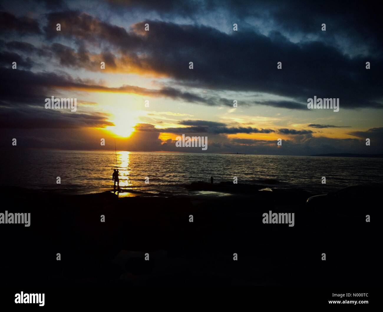 Troon, South Ayrshire, Regno Unito. 25 dic 2014. Regno Unito: Meteo pescatore solitario vicino a Troon Scozia il giorno di Natale Credit: Alan/StockimoNews/Alamy Live News Foto Stock