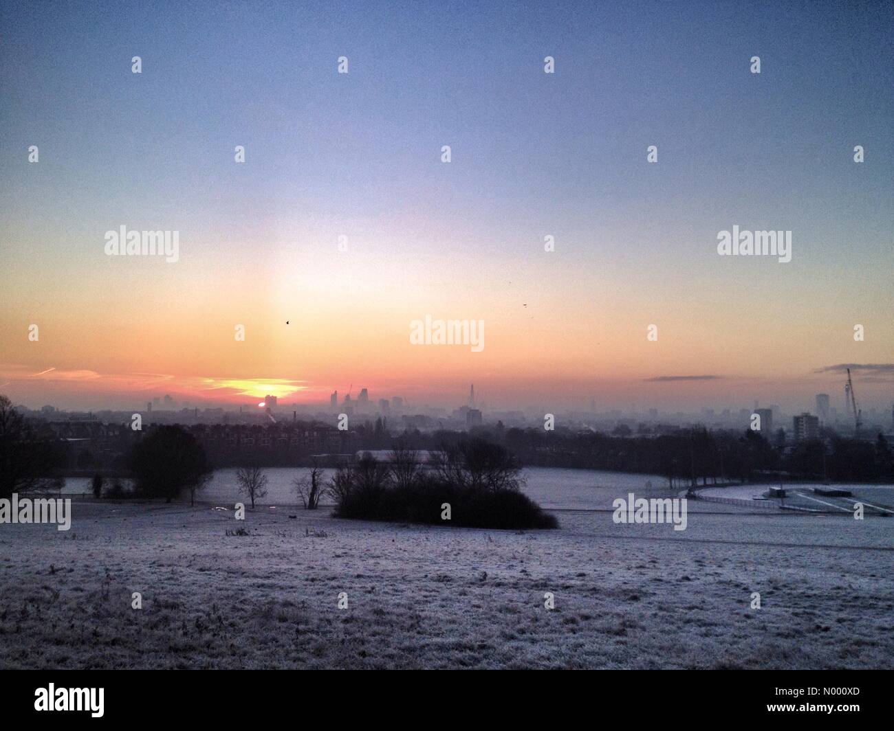 Londra, Regno Unito. 30 dic 2014. Regno Unito - previsioni del tempo - la vista dalla collina del Parlamento come scie di Londra per un freddo gelido e credito al mattino: Patricia Phillips/StockimoNews/Alamy Live News Foto Stock