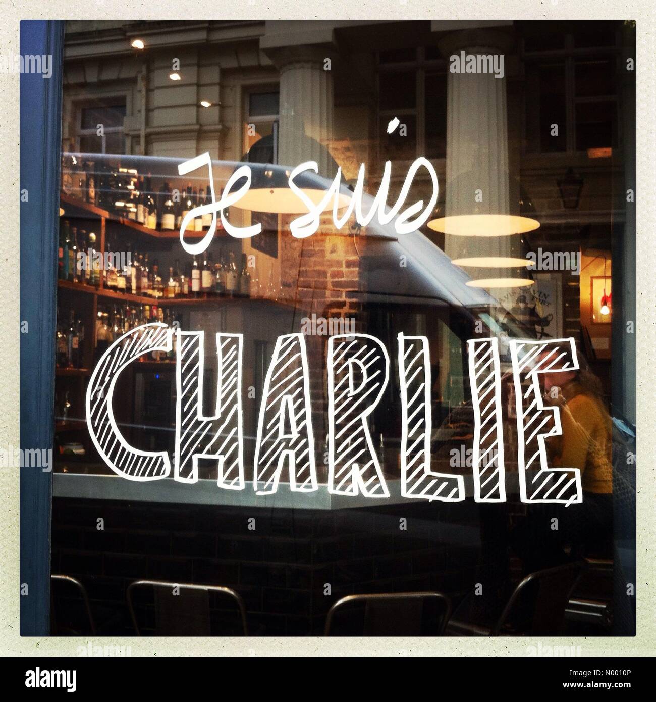 Brighton, East Sussex, Regno Unito. 08 gen 2015. Solidarietà per Charlie Hebdo uccisioni da Plateau, un ristorante francese e vino naturale Bar, Brighton East Sussex, England, Regno Unito, come il tag hash #JeSuisCharlie spazza i social media a livello globale Credito: Francesca Moore / StockimoNews/Alamy Live News Foto Stock