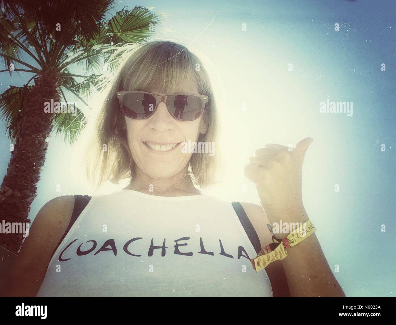Indio, California USA il 9 aprile, 2015 Selfie mostra io sono pronto per la Valle di Coachella Music e Arts Festival che inizia domani. Maglietta da H&M ama Coachella collezione. Foto Stock