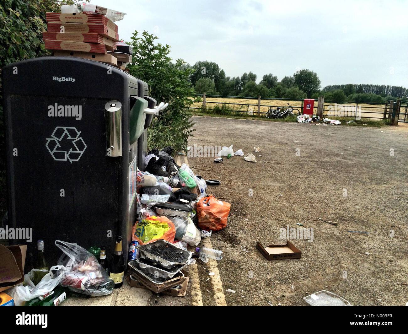 Oxford, Oxfordshire, Regno Unito. 02Luglio, 2015. Non così bella vista panoramica. Cestino a sinistra porta a Prato, Oxford dopo il giorno più caldo dell'anno. Prato Porta è antica commonland e un posto popolare per i momenti di relax. Credito: Sidney Bruere/StockimoNews/Alamy Live News Foto Stock