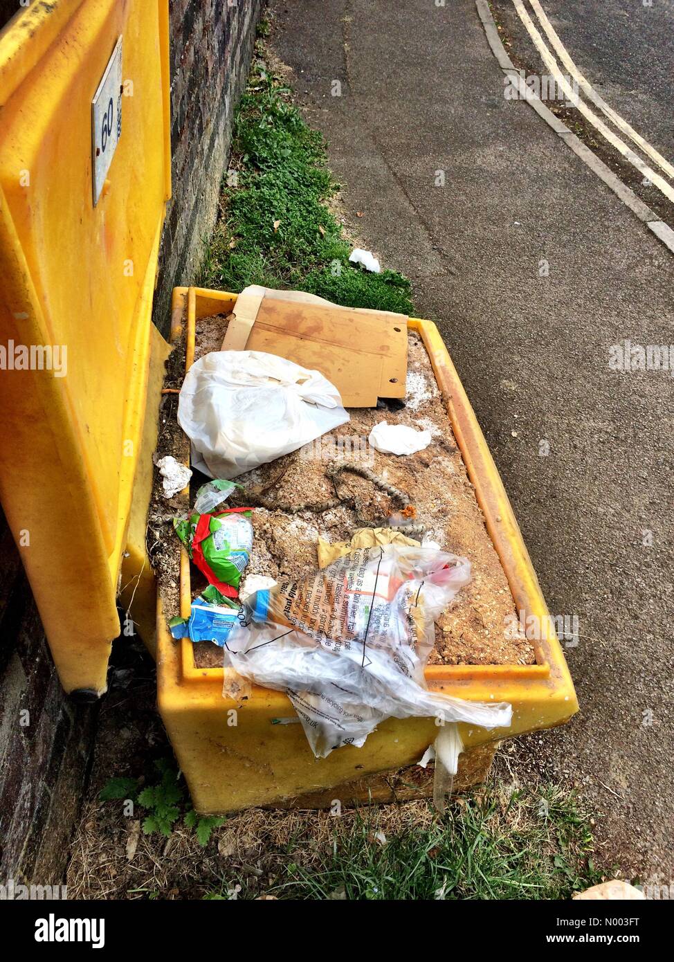 Oxford, Oxfordshire, Regno Unito. 02Luglio, 2015. Non così bella vista panoramica. Cestino a sinistra porta a Prato, Oxford dopo il giorno più caldo dell'anno. Prato Porta è antica commonland e un posto popolare per i momenti di relax. Credito: Sidney Bruere/StockimoNews/Alamy Live News Foto Stock